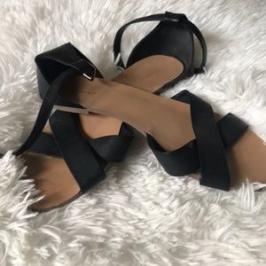 Black crisscrossed sandals